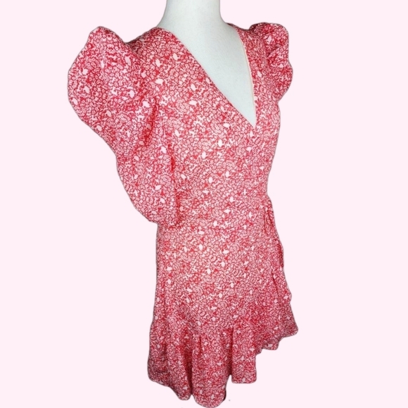 New Red Ditzy Floral Short Puff Sleeve Flutter Hem Wrap Mini Dress Size Medium - Picture 5 of 15